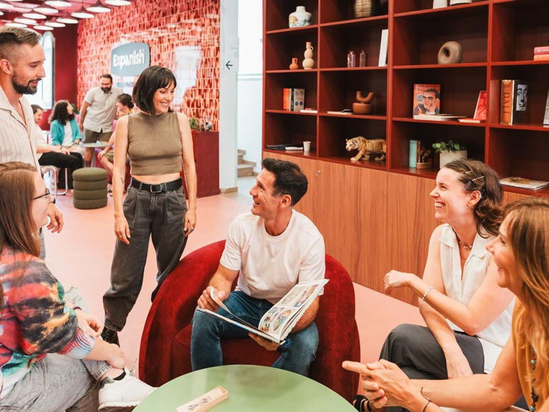 Studierende unterhalten sich im Aufenthaltsbereich der Expanish Barcelona Sprachschule