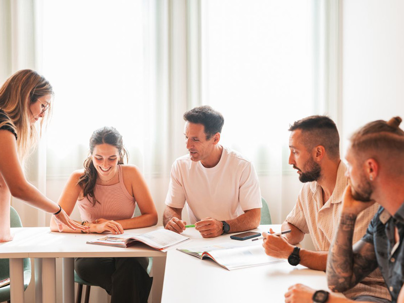 Erwachsene lernen in einer kleinen Gruppe während eines Spanischkurses an der Expanish Sprachschule Barcelona