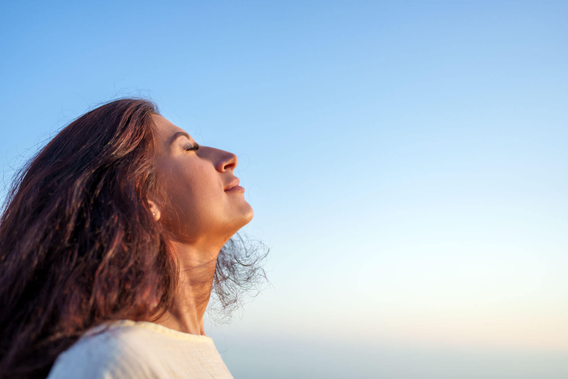 Geschäftsfrau genießt die Sonne während ihrem Sprachaufenthalt.