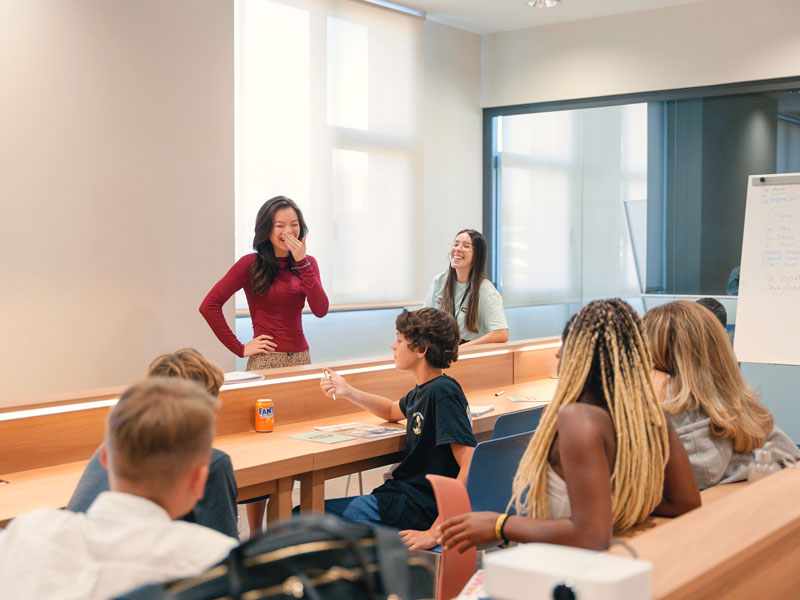Jugendliche in einer lockeren Unterrichtssituation während eines Spanischkurses in Barcelona