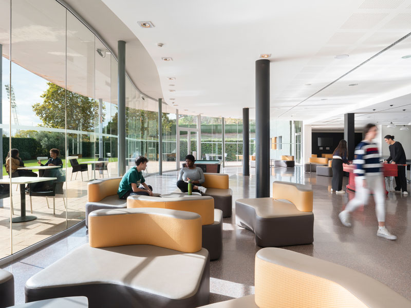 Heller Loungebereich des Expanish Barcelona Campus mit modernen Sitzmöbeln und entspannter Atmosphäre