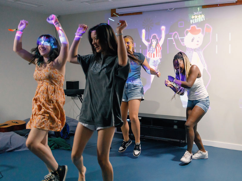 Teilnehmende eines Juniorprogramms tanzen bei einer Freizeitaktivität der Expanish Sprachschule Barcelona