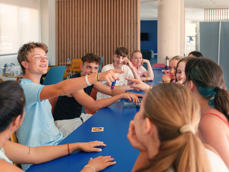Schülergruppe im Aufenthaltsbereich - gemeinsame Pause bei der Spanisch Sprachreise Barcelona