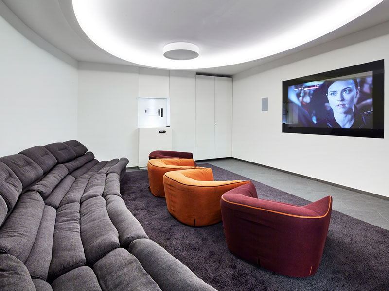 Gemütlicher Lounge- und Kinoraum der Expanish Sprachschule Barcelona, genutzt von Schülern während der Freizeit im Sprachreiseprogramm.