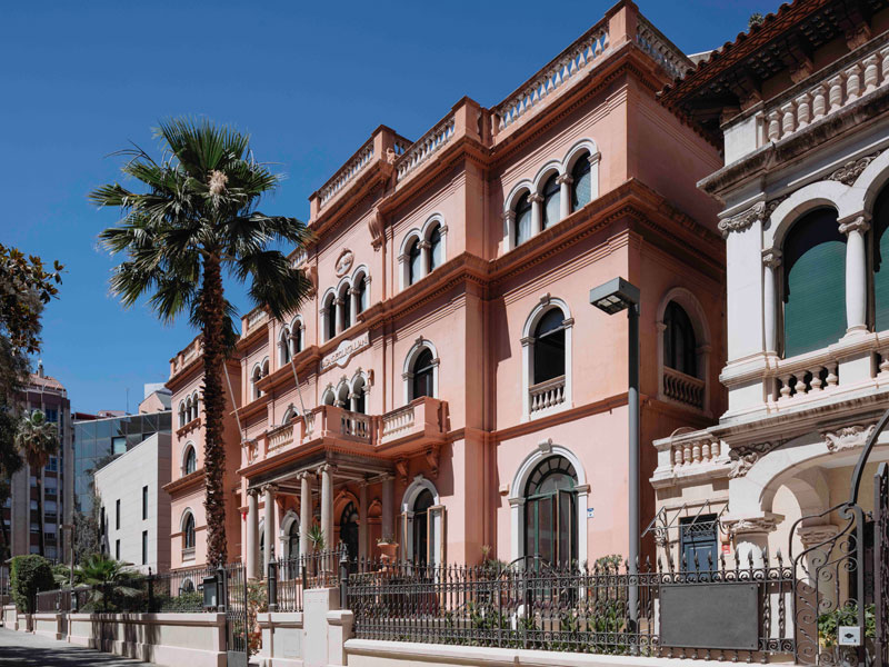 Historisches Gebäude der Expanish Sprachschule in Barcelona bei blauem Himmel
