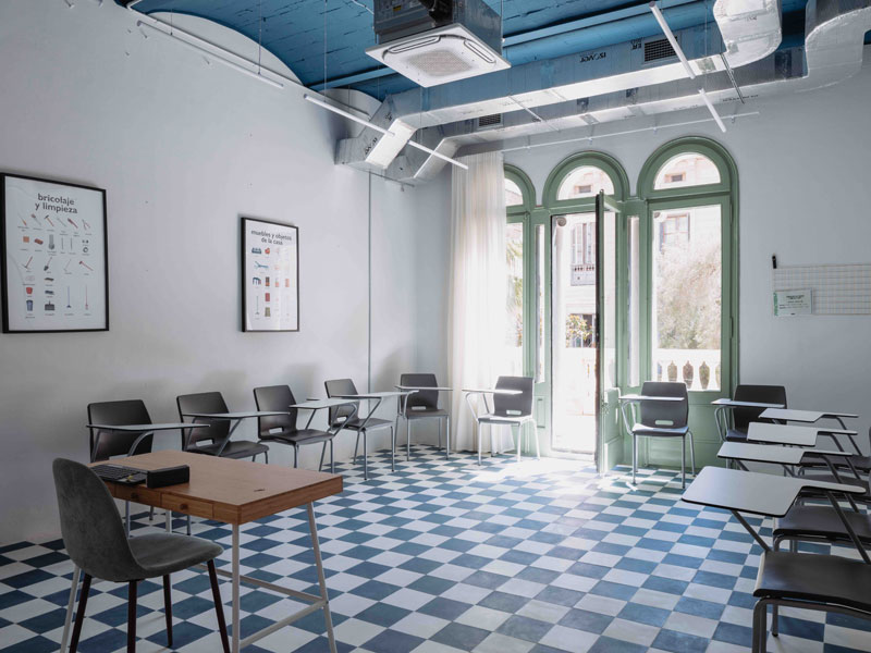 Heller Klassenraum der Expanish Sprachschule Barcelona mit großzügigen Fenstern und moderner Ausstattung