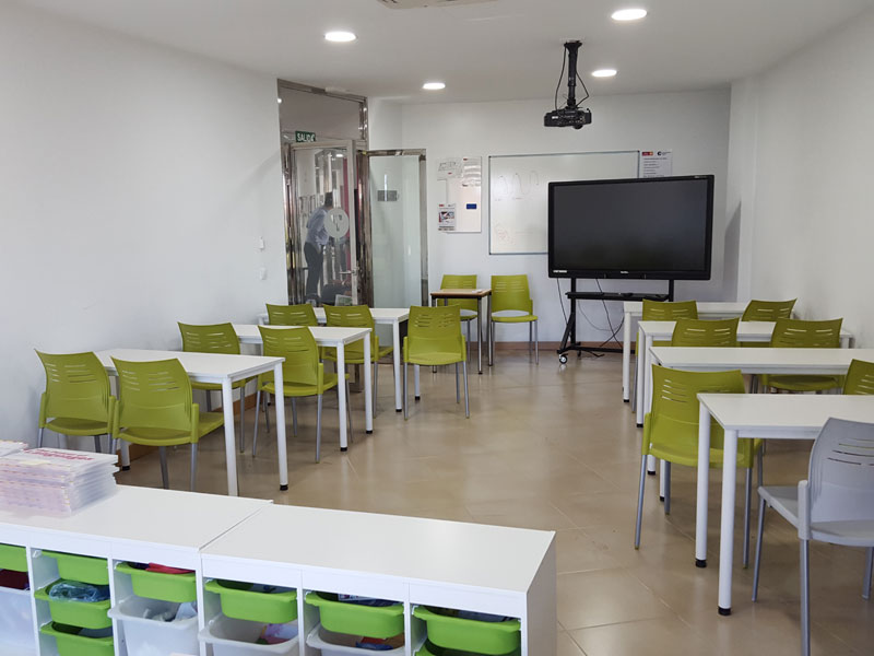 Moderner Unterrichtsraum der CLIC Sprachschule Cádiz mit interaktiver Tafel
