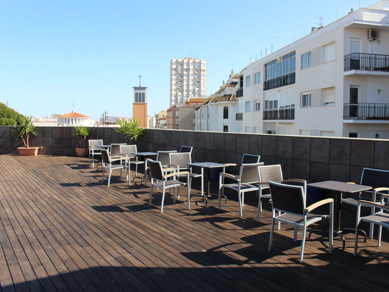 Sonnenterrasse der CLIC Sprachschule Cádiz mit Sitzgelegenheiten