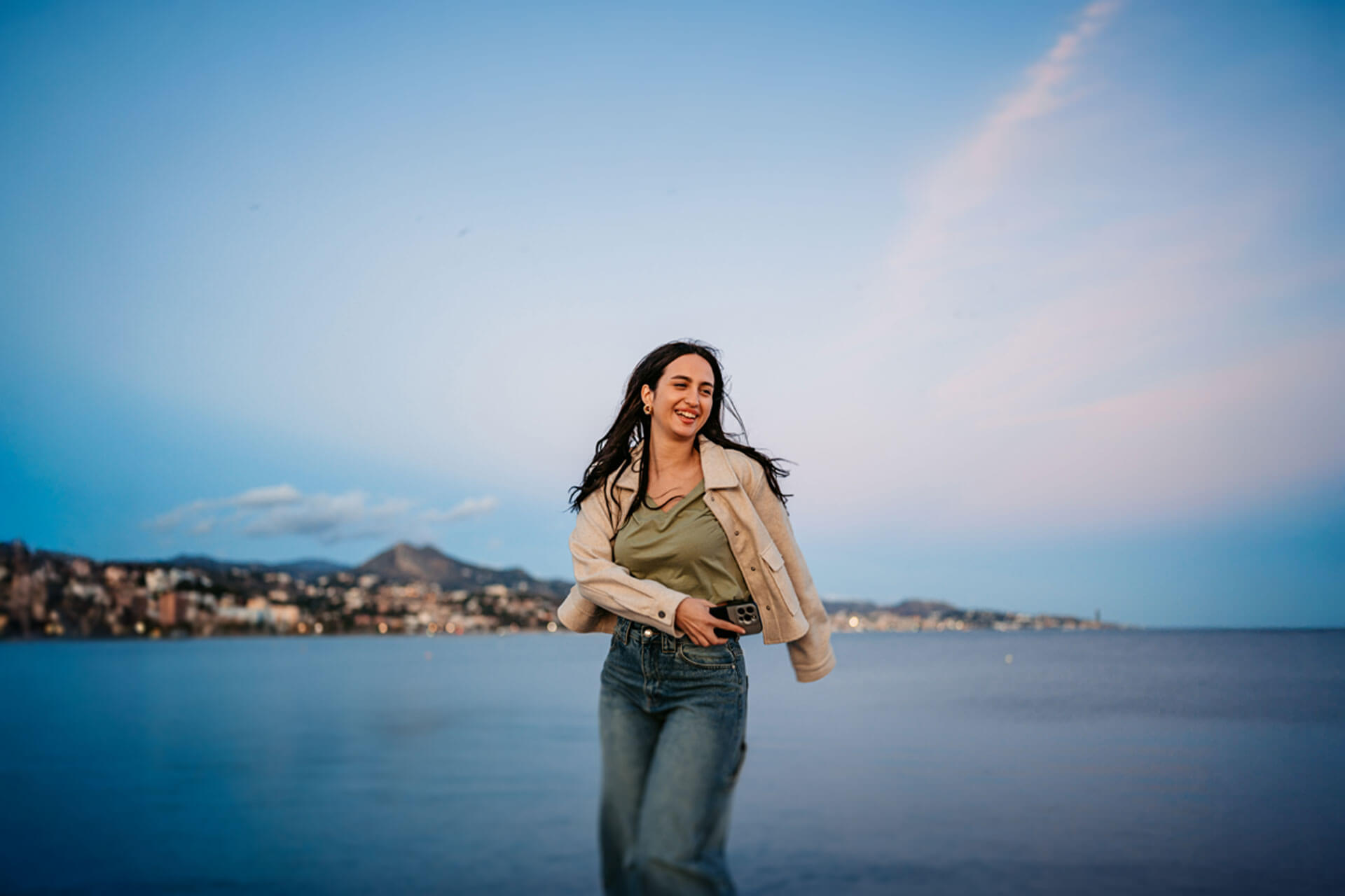 Teilnehmerin genießt den Abend am Strand von Málaga nach dem Spanischunterricht Sprachreise Spanien