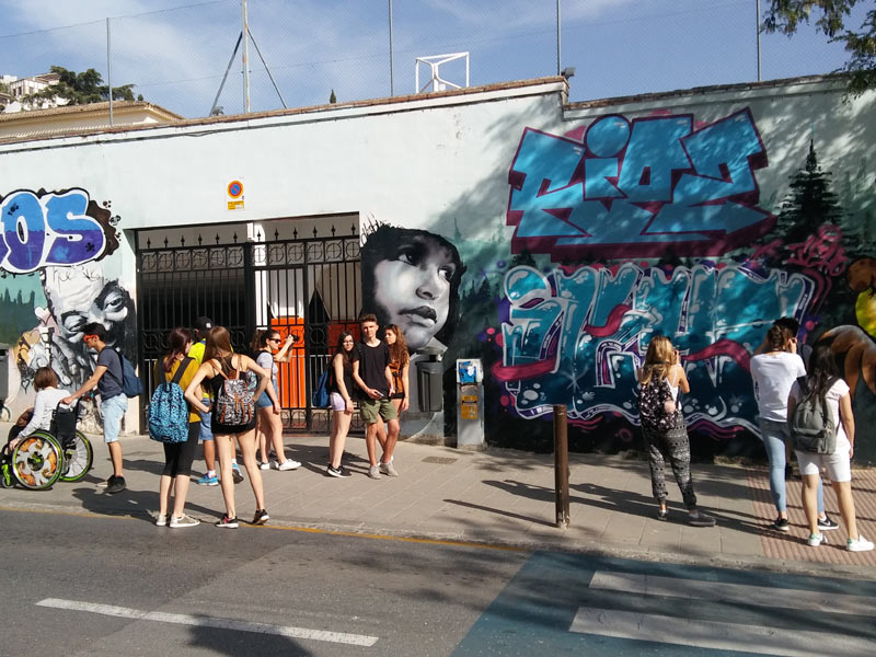 Konversation und Hörverstehen üben bei Streetart-Tour mit der Sprachschule in Granada.