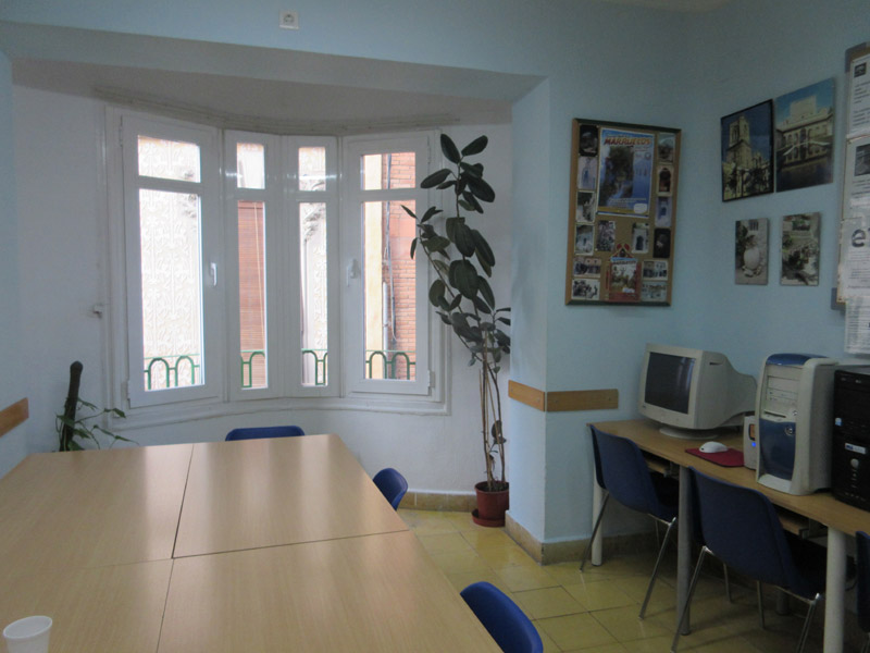 Grammatik, Schreibtraining und Vokabeln am Computerarbeitsplatz der Sprachschule.