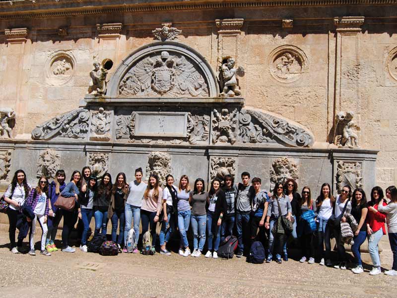 Sprachreise Granada: Exkursion zur historischen Fassade, Kultur erleben und Spanisch anwenden.