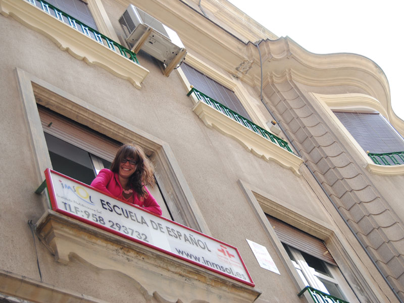 Eingang der Sprachschule in Granada am Balkon, zentral gelegen für deinen Sprachkurs.