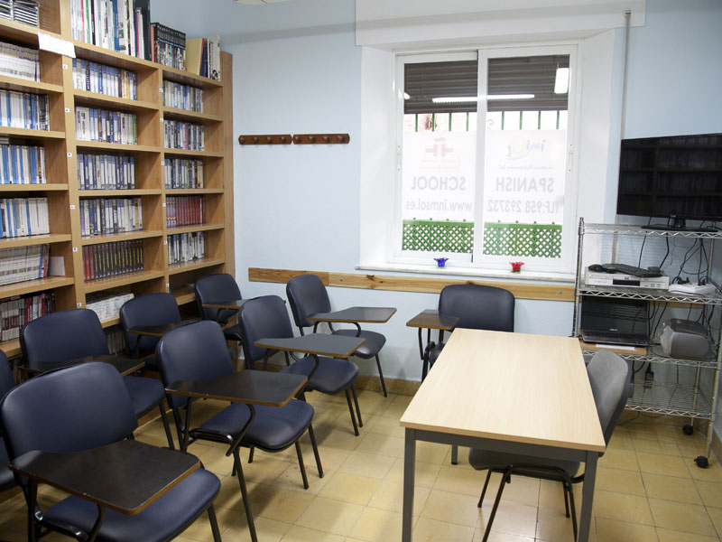 Hörverstehen, Aussprache und Konversation im Unterrichtsraum der Sprachschule.