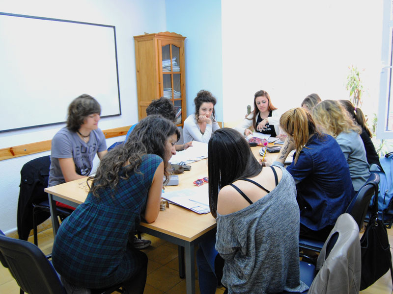 Sprachkurs in Granada: Teamarbeit im Klassenzimmer, Projekte und Dialoge mit der Sprachschule.