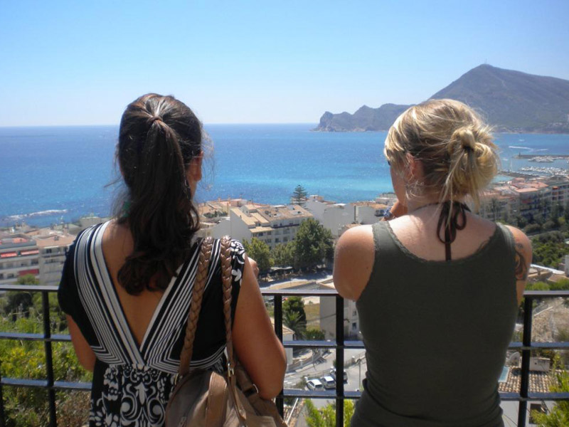 Zwei Sprachschülerinnen genießen den Meerblick nach dem Spanischunterricht