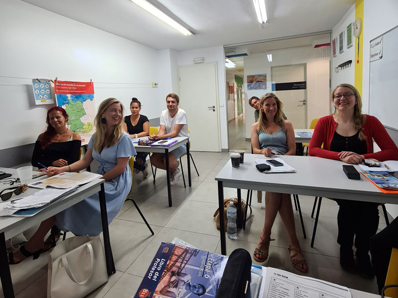 Hörverstehen und Konversation in der Unterrichtsgruppe – moderne Räume auf Ibiza