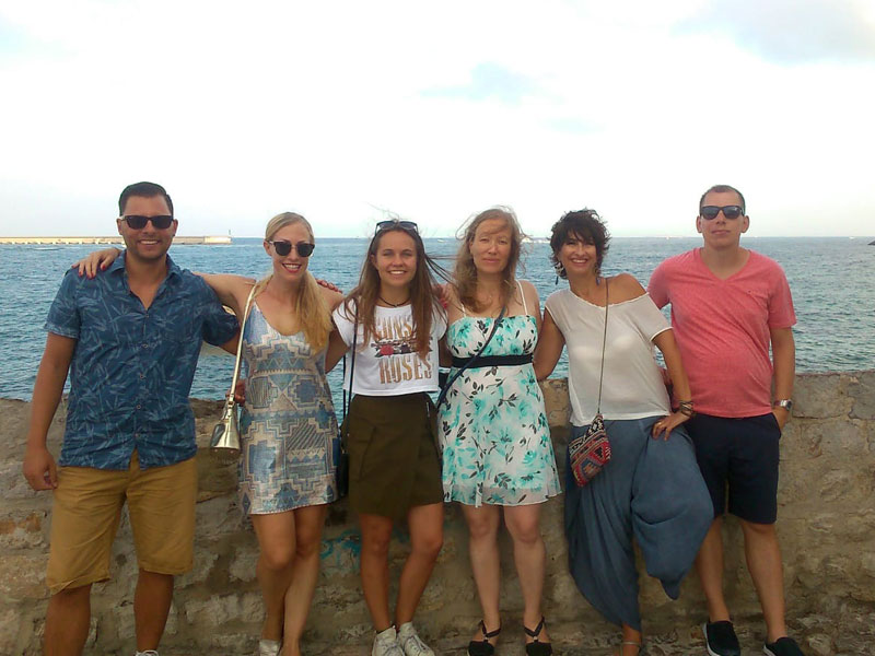 Sprachkurs Ibiza: gemeinsame Freizeit am Meer mit Blick auf den Hafen