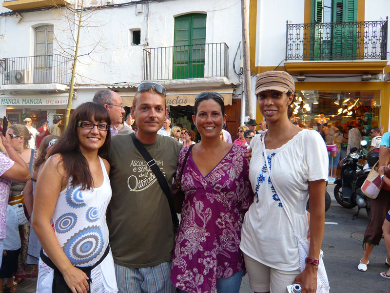 Aussprache im Alltag trainieren: Teilnehmende üben Spanisch bei einem Stadtbummel