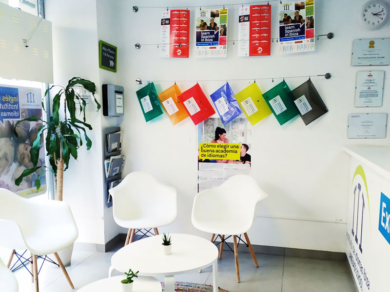 Sprachkurs Ibiza: Empfangsbereich der Sprachschule mit Info-Material und Sitzgelegenheiten