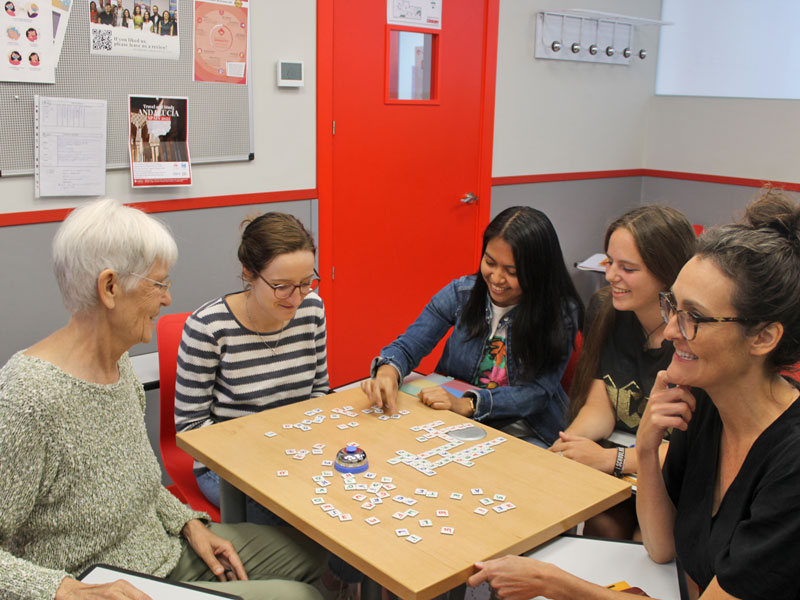 Wortschatz erweitern im Spanischkurs, gemeinsames Lernspiel in kleiner Gruppe
