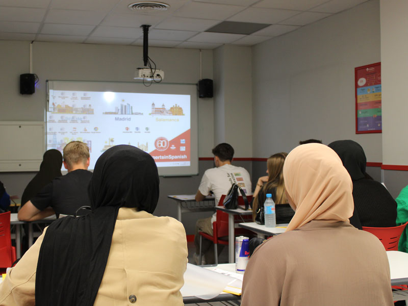 Spanischunterricht mit moderner Präsentation, Hörverstehen und Grammatik trainieren