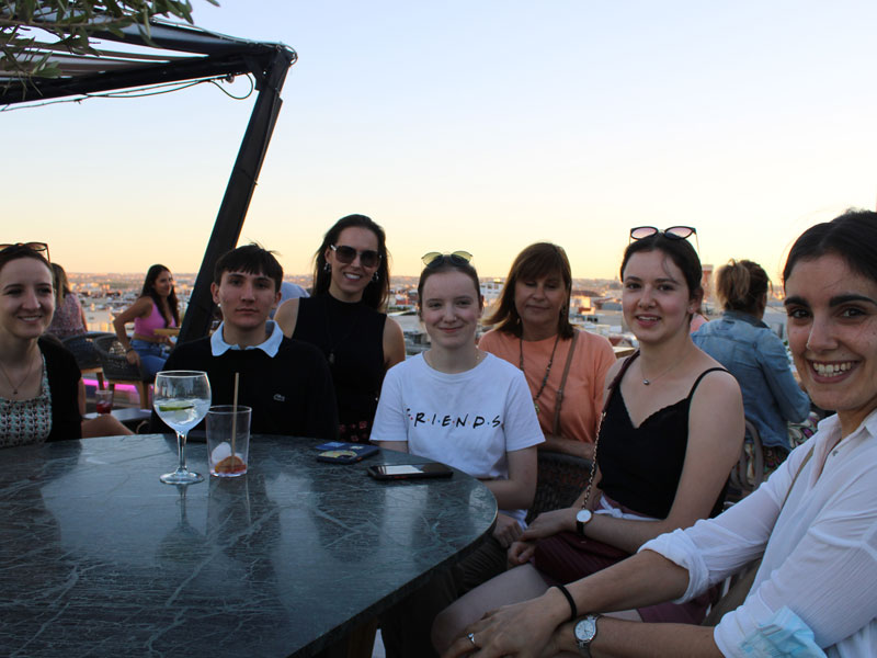 Gemeinsamer Abend auf der Dachterrasse, Konversation und freies Sprechen im Spanischkurs