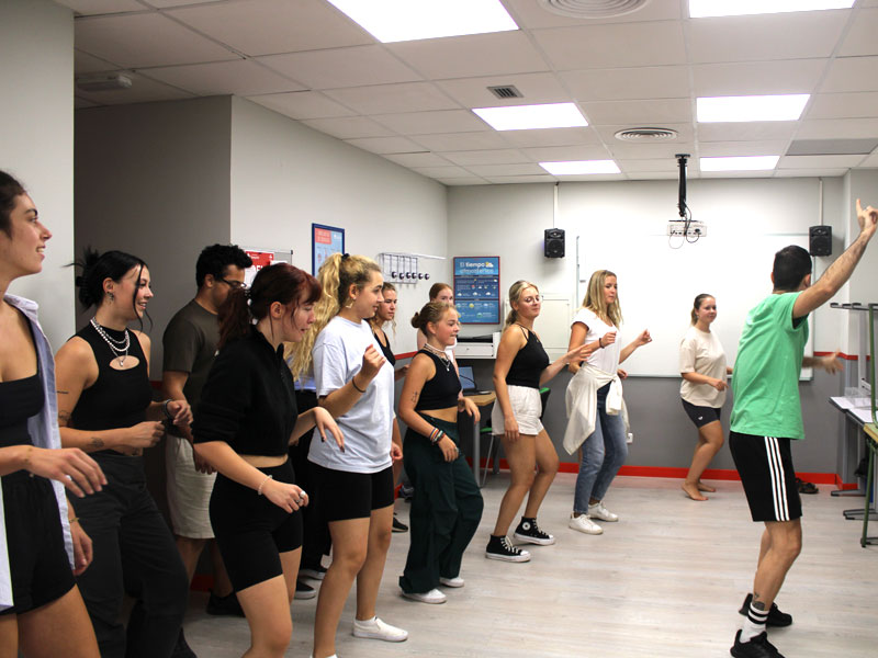 Tanzkurs als Freizeitaktivität, Sprachpraxis und Bewegung verbinden