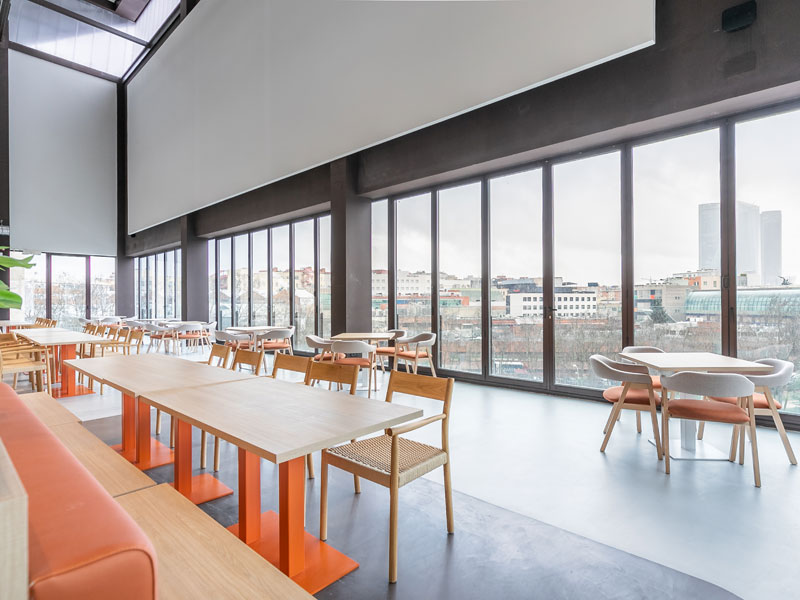 Heller Ess- und Lernbereich der Residenz in Fuencarral, Madrid mit großen Fenstern und Blick über die Stadt – Unterkunft für Teilnehmer einer Spanisch-Sprachreise