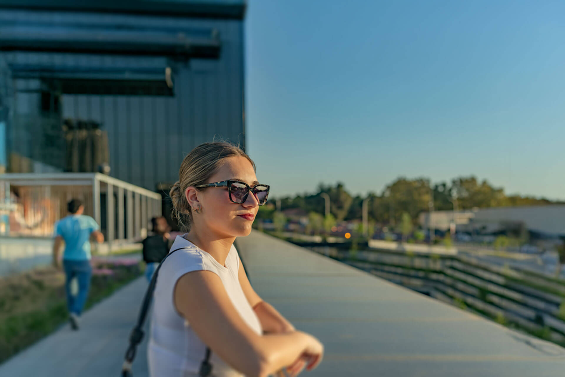 Studentin mit Sonnenbrille im Stadtviertel, Sprachreise Madrid und Grammatik festigen