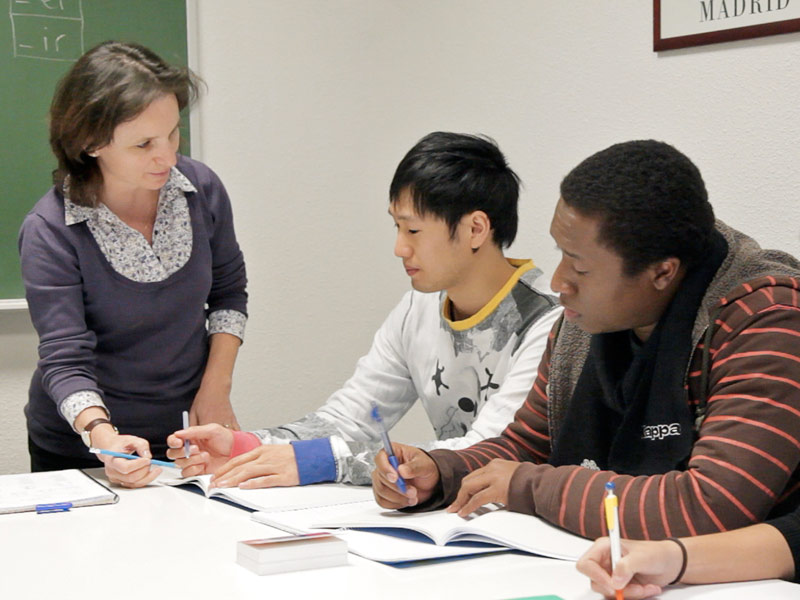 Lehrkraft erklärt Übungen, Konversation trainieren im Spanischkurs für flüssiges Sprechen