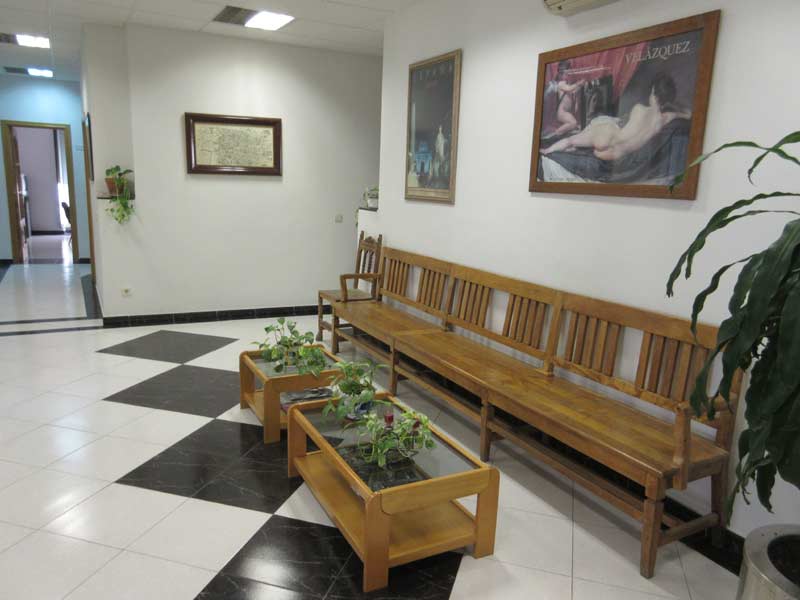 Wartebereich mit Holzbänken der Sprachschule, kurze Pause und Grammatik vertiefen