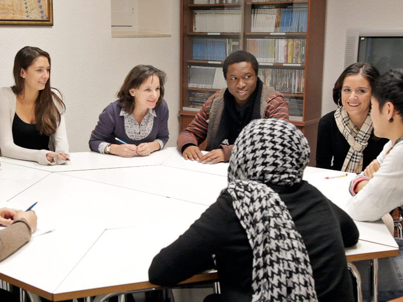 Rundtisch Lerngruppe, Aussprache und Hörverstehen im Spanischkurs mit Feedback