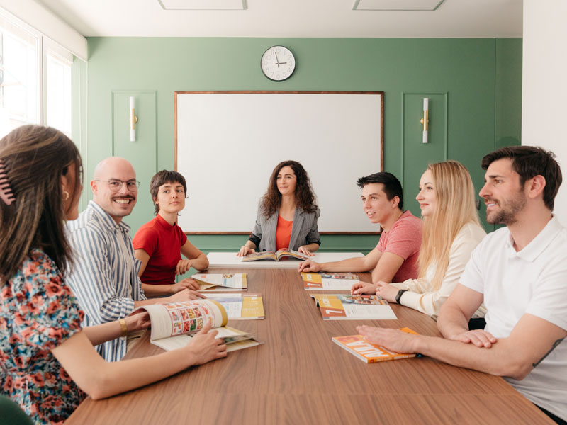 Spanischkurs in Madrid, kleine Gruppe im hellen Klassenraum.