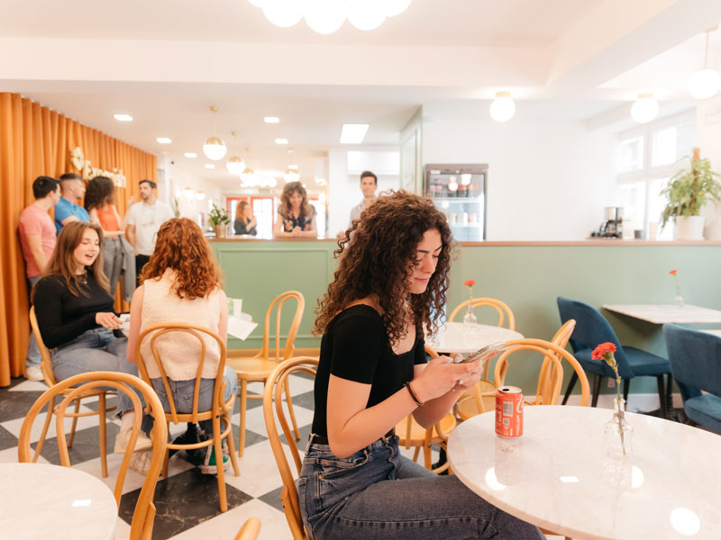 Pause im Schulcafé, Konversation und Hörverstehen im spontanen Austausch trainieren.