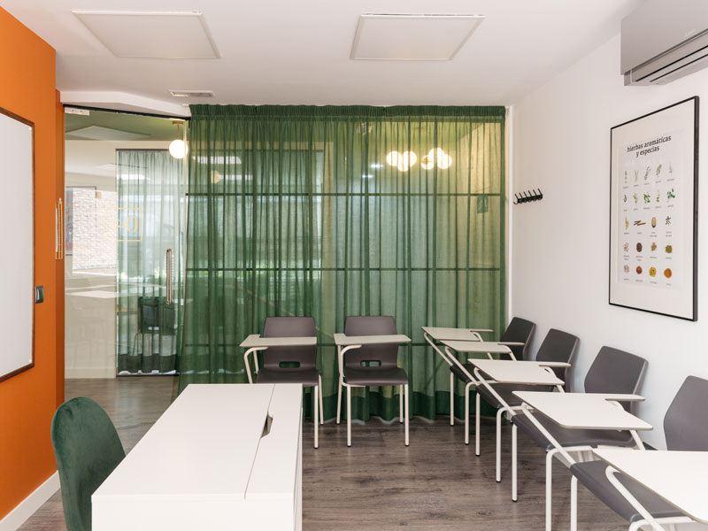 Moderner Klassenraum, Aussprache und Grammatik mit audiovisuellen Übungen vertiefen.