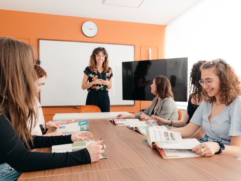 Spanischkurs in Madrid, motivierte Gruppe mit Lehrkraft am Bildschirm.