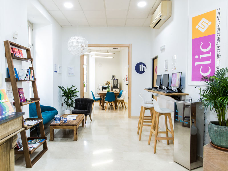 Gemütlicher Lounge-Bereich der Sprachschule, Treffpunkt für Kursteilnehmende