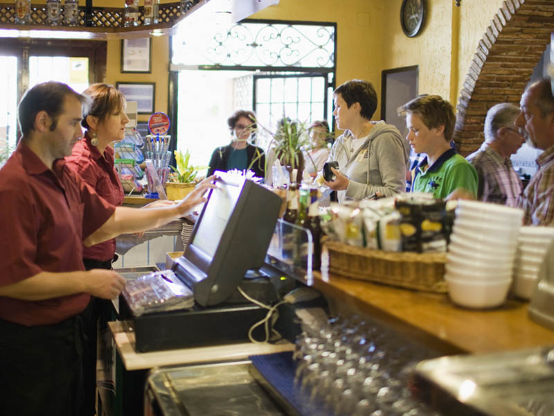 Gepflegte Gartenanlage mit Brunnen im Stadtzentrum von Málaga