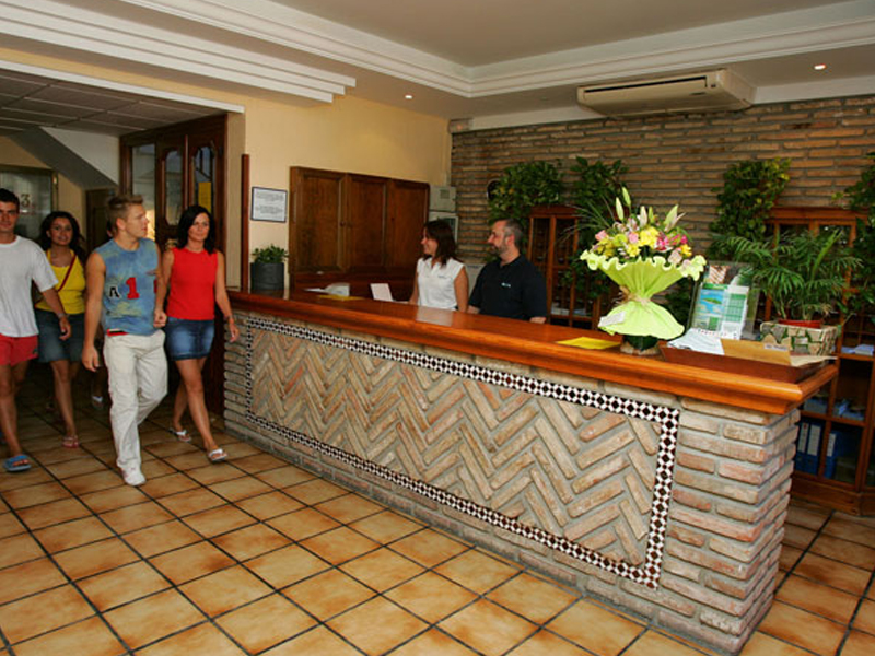 Cafeteria der Sprachschule mit Mitarbeitenden und Teilnehmenden im Gespräch