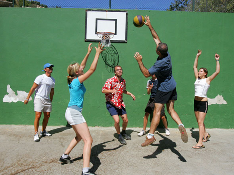Empfangsbereich der Sprachschule mit Personal und ankommenden Kursteilnehmenden