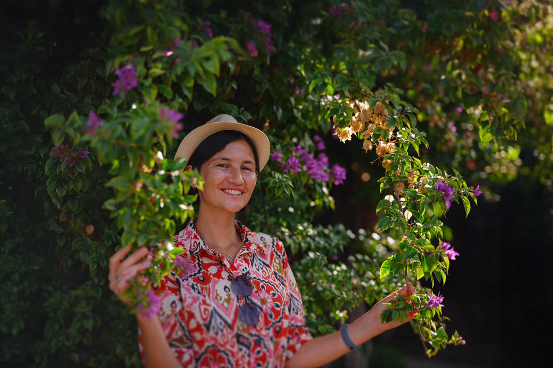 Teilnehmerin der Sprachreise in blühender Gartenanlage, Konversation und Vokabeltraining im Freien