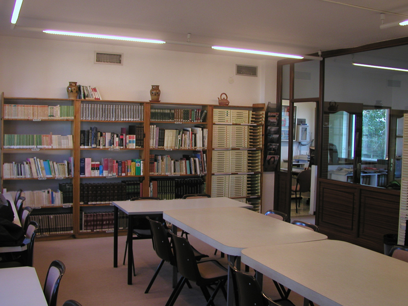 Bibliothek der Sprachschule mit umfangreicher Auswahl an Lernmaterialien