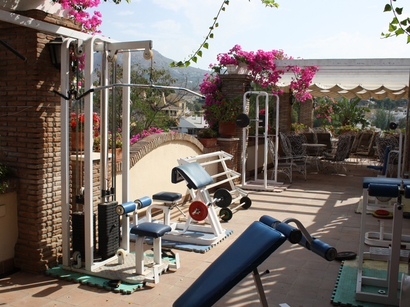 Fitnessbereich auf der Terrasse mit Blick über Málaga