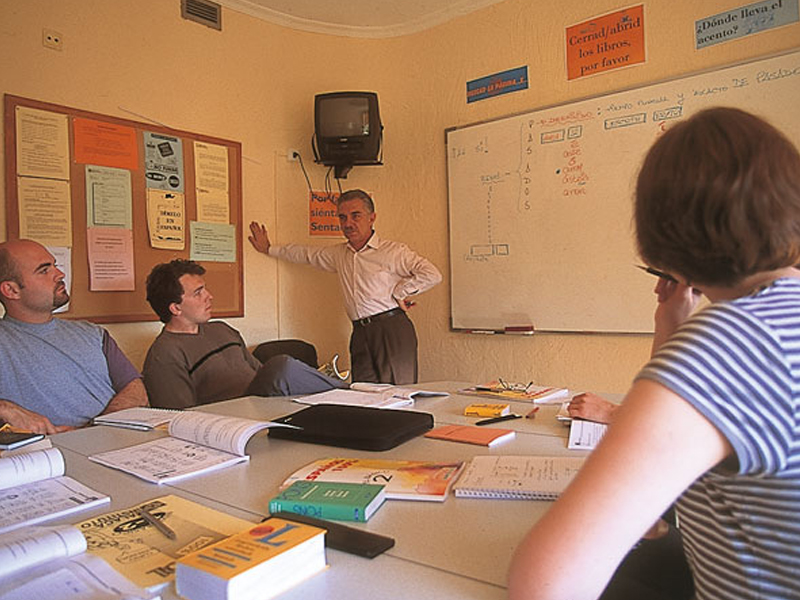 Spanischunterricht in kleiner Lerngruppe mit erfahrener Lehrkraft