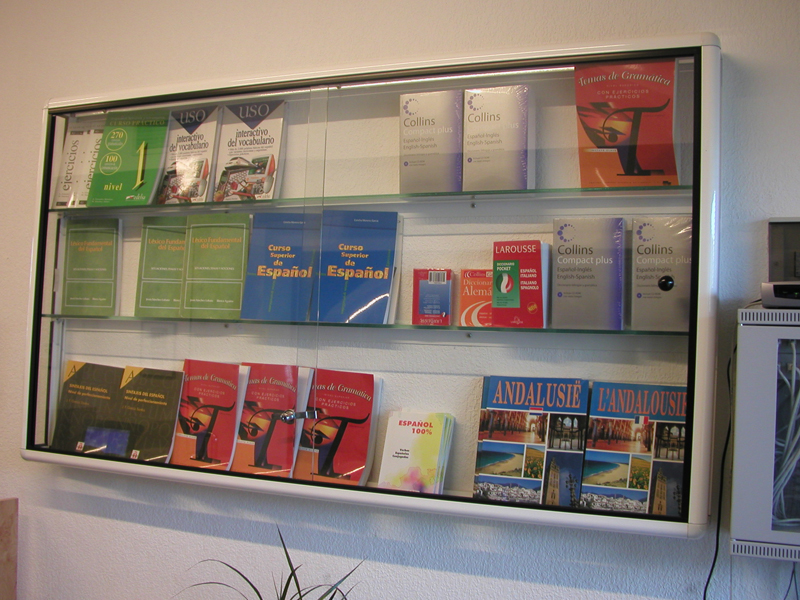 Vitrine mit Sprachlehrbüchern und Lernmaterialien für Spanischkurse