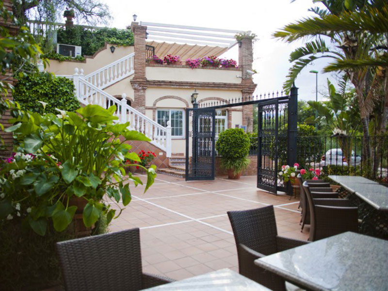 Terrasse der Sprachschule mit Sitzbereich und mediterraner Bepflanzung