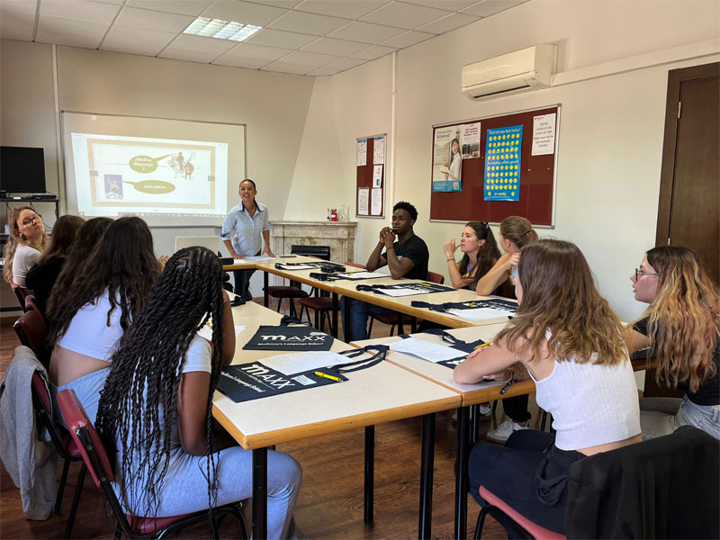 Unterrichtsszene mit Lehrkraft und internationaler Lerngruppe