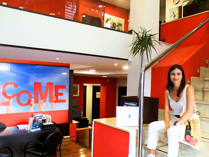 Freundlicher Empfangsbereich der Sprachschule mit Willkommensschild