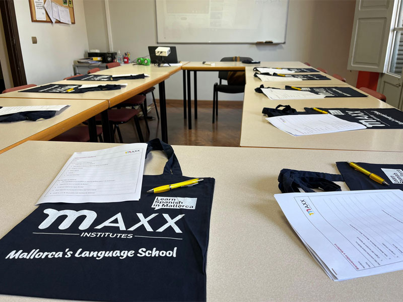 Vorbereiteter Klassenraum mit Kursmaterialien und MAXX-Taschen